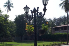12-34-Victorian-Lamps-around-the-lawn
